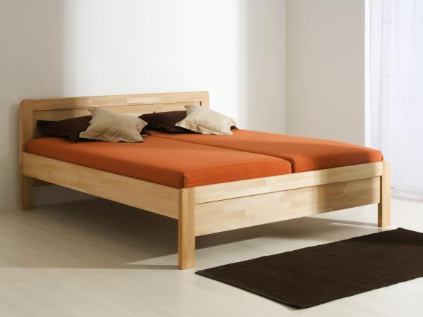 Manželská postel z masivu Milet - buk. Čelo postele plné s oblými rohy. Postel lze i s úložným prostorem. Možnost prodloužené postele.