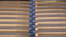 Rozkládací postel z lamina se zásuvkou s možností luxusních roštů Fiberglass. Varianta čel V-N. Super kvalita s extra pevností.