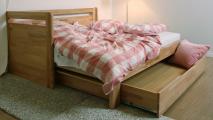 Rozkládací postel na každodenní spaní Move Plus z masivu. Dřevěné nebo lamelové rošty Fiberglass jsou součástí postele.
