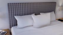 Sumatra masivní postel. Čelo čalouněné hladké, více barevných odstínů. Kvalitní zpracování.