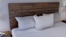 Sumatra masivní manželská postel. Čelo dřevěné - varianta 2, nedotažené drážky. Český výrobek.
