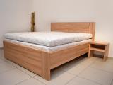 Postel z masivu Rita, postel z masivu 180x200 - varianta s vysokými bočnicemi. Manželská postel z masivu, velký výběr barevných odstínů. Noční stolky, komody,