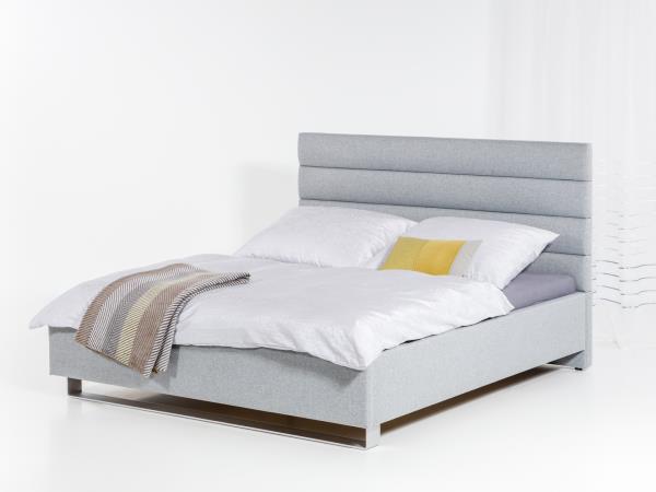 Manžeslká čalouněná postel Karpó s možností úložného prostoru. Na výběr z mnoha odstínů. Kvalitní zpracování. Český výrobek.
