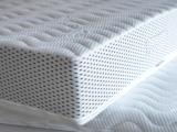 Potah s 3D mřížkou dodává matraci luxusní vzhled a zlepšuje její prodyšnost.
